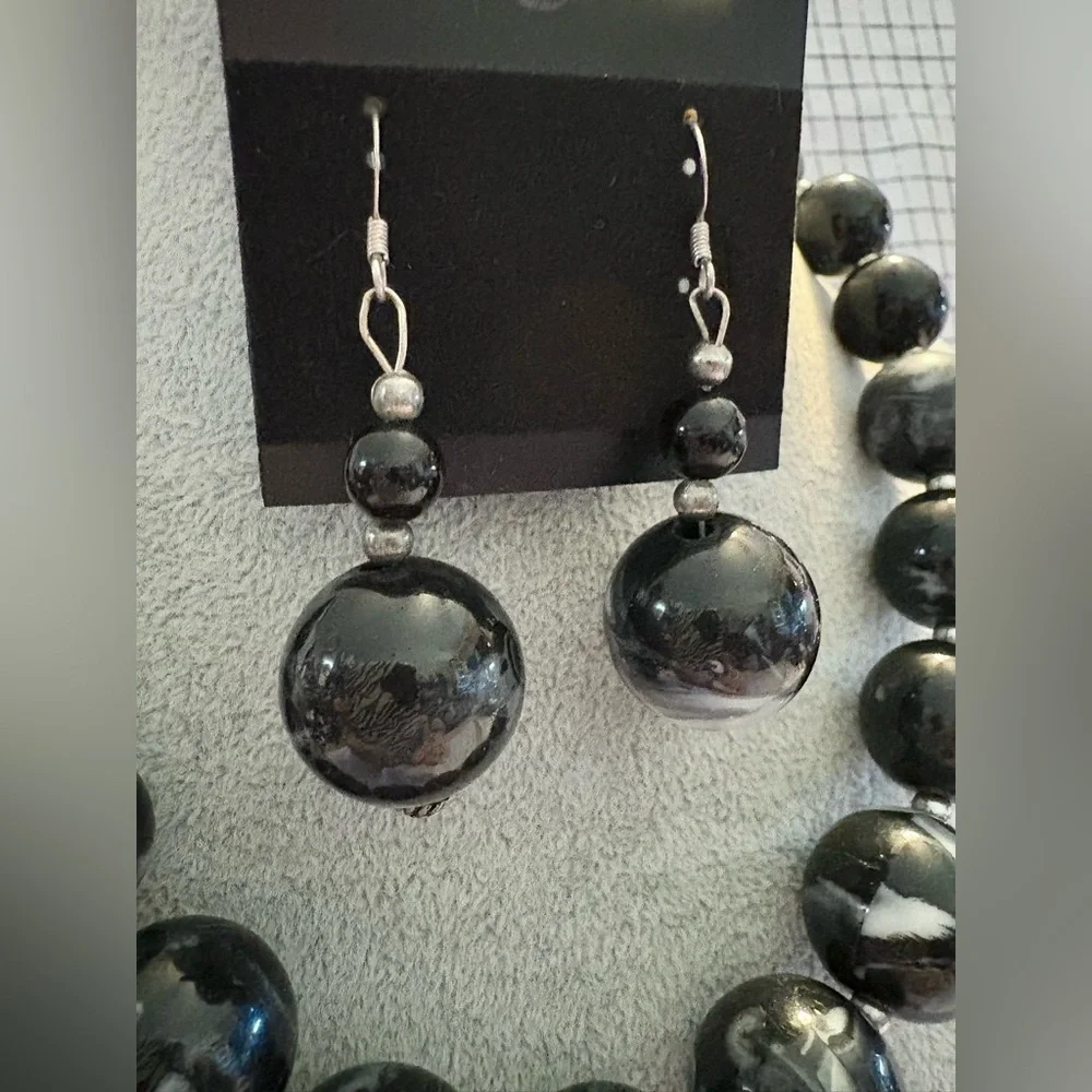 Apostrophe Beaded Necklace and Earrings Black + White - Picture 3 of 5